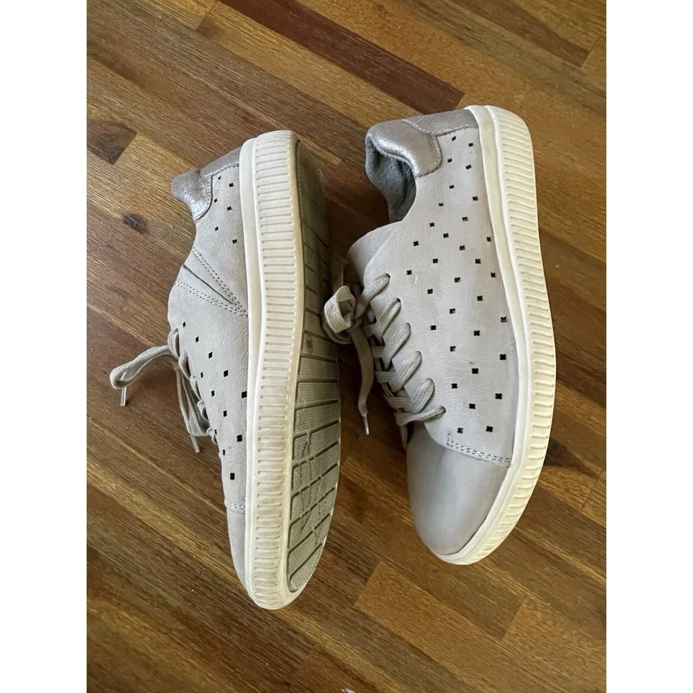 NURTURE WOMEN'S GRAY BEIGE LEATHER‎ LASER CUT LACE UP SNEAKERS SIZE 10 GUC